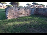 05080 ostia - regio i - insula xix - horrea dei mensores (i,xix,4) - ostseite - 5. raum von sueden - hinterer raum - bli ri suedosten - 01-2024.jpg